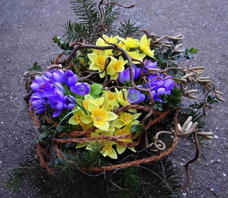 Košík s umělými květinami