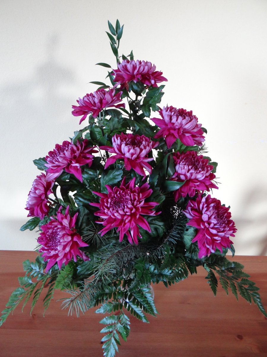 Květina do vázy z fialových chryzantém
